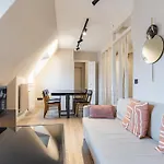 Escapade Parisienne Au Coeur D\'Un Quartier Mythique